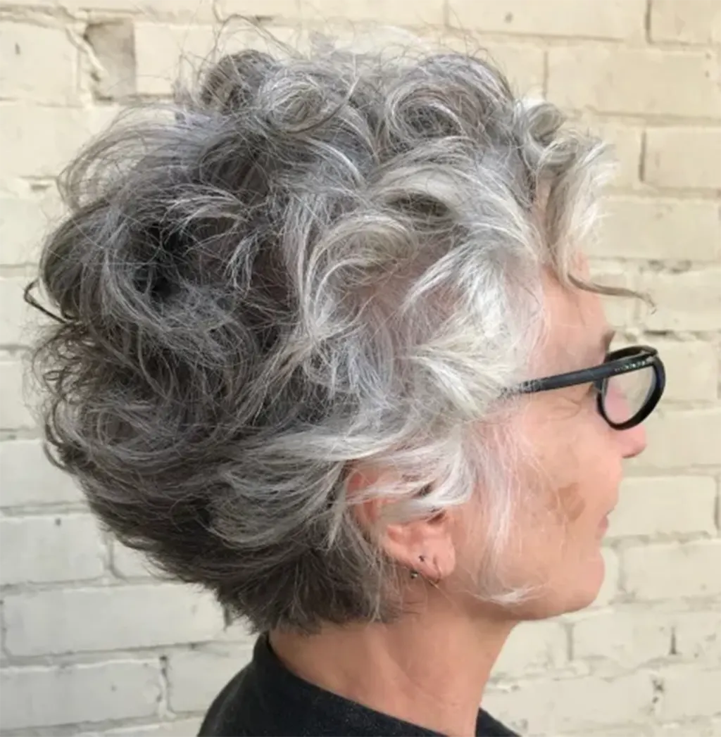 Pixie Largo en Pelo Rizado Idea elegante y contemporánea para el pelo corto para mujeres de más de 50 y 60 años