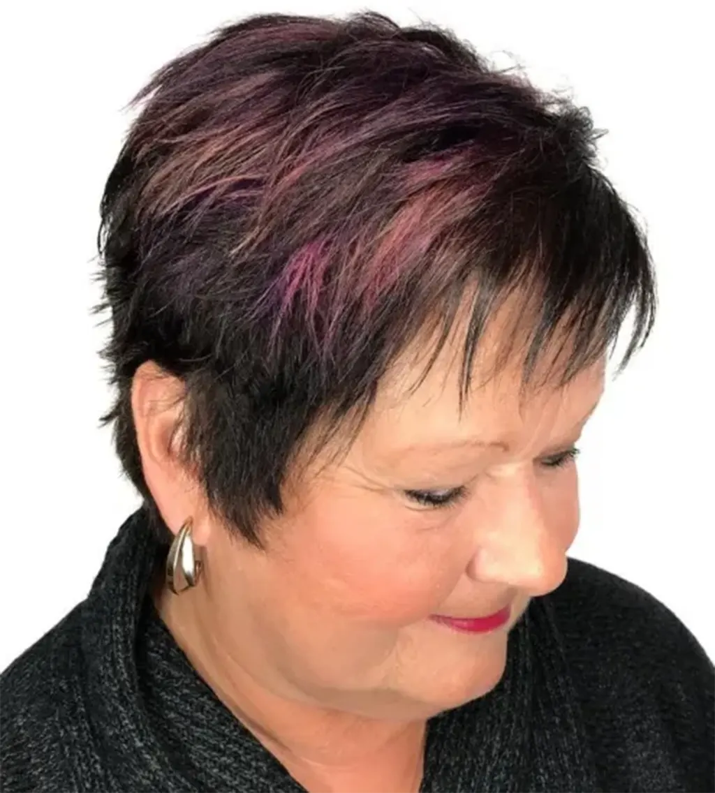 Pixie a Capas con Flecos Texturizados Idea elegante y contemporánea para el pelo corto para mujeres de más de 50 y 60 años