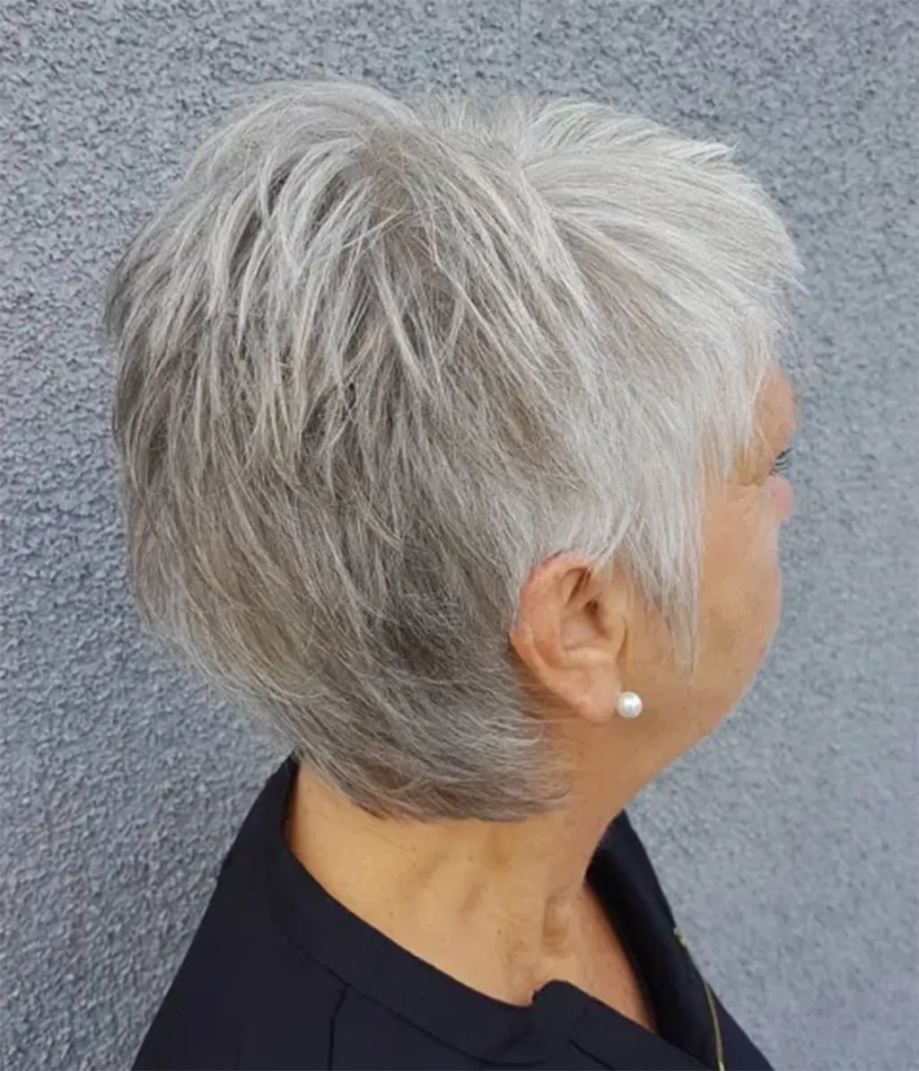 Corte Pixie Gris con Muchas Capas Idea elegante y contemporánea para el pelo corto para mujeres de más de 50 y 60 años