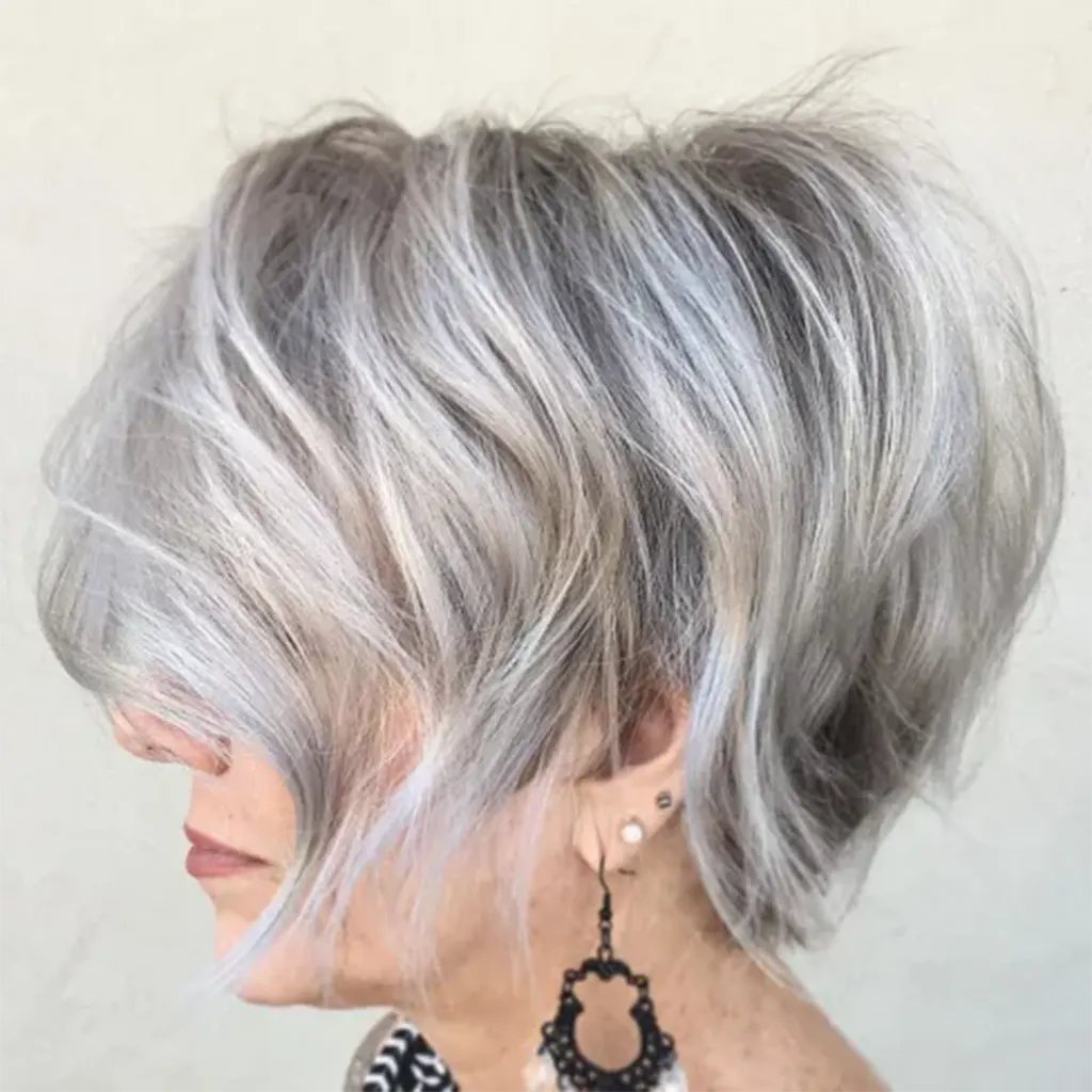 Bob Platino en Cabello Fino Idea elegante y contemporánea para el pelo corto para mujeres de más de 50 y 60 años