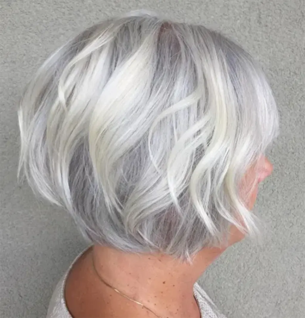 Bob Gris con Delicadas Capas Idea elegante y contemporánea para el pelo corto para mujeres de más de 50 y 60 años