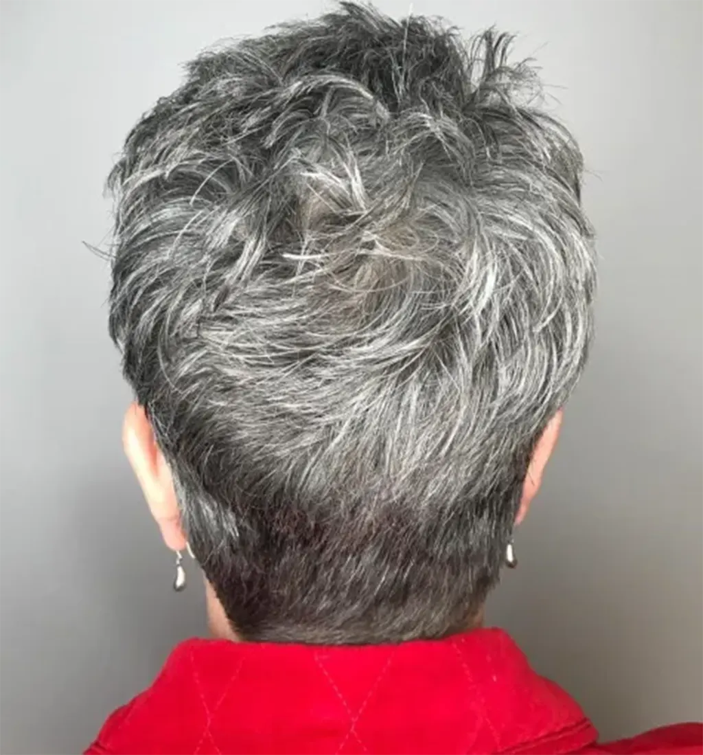 Pixie Gris Cónico con Corona Texturizada Idea elegante y contemporánea para el pelo corto para mujeres de más de 50 y 60 años