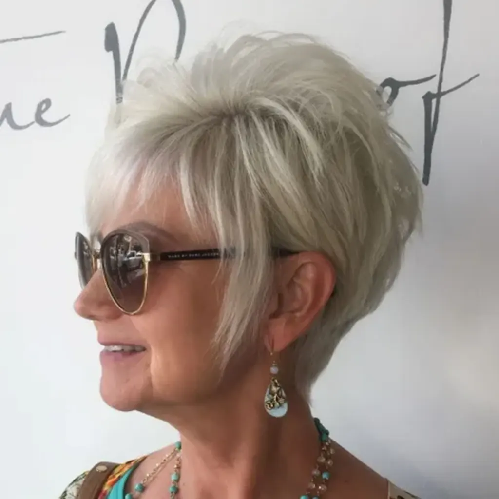 Voluminoso Corte Pixie Gris Ideas elegantes y modernas para el pelo corto de las mujeres de más de 50 y 60 años