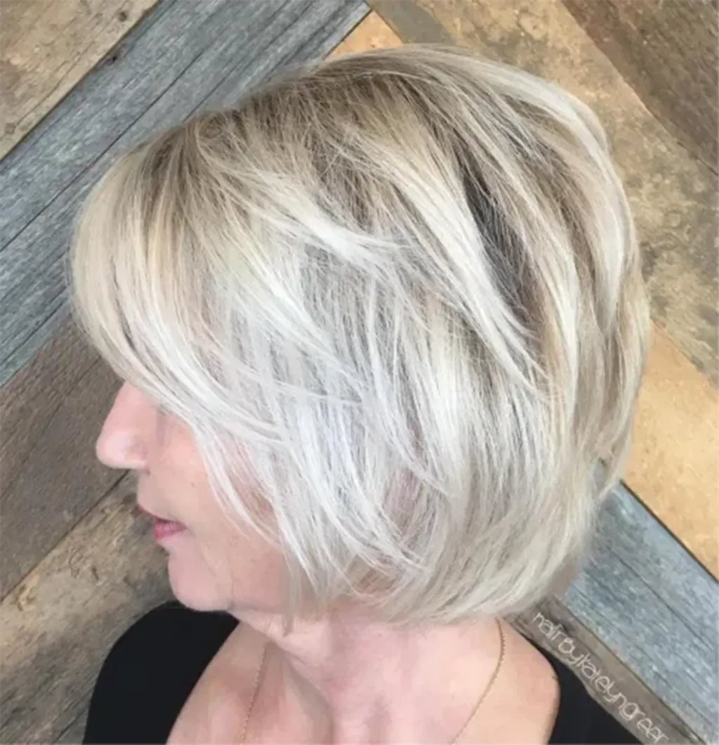 Bob Platino en Capas Ideas elegantes y modernas para el pelo corto de las mujeres de más de 50 y 60 años