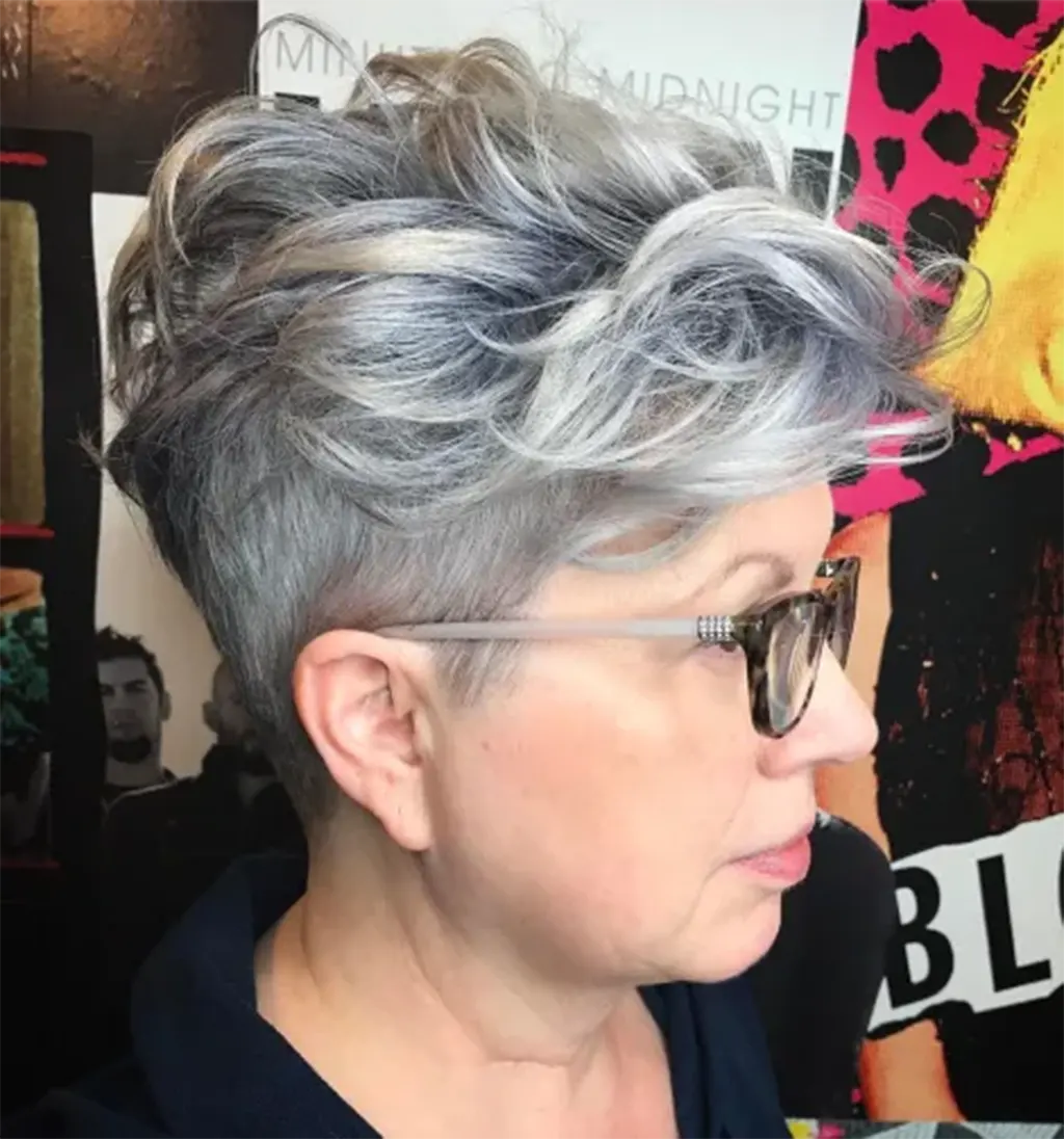 Corte de Pelo Corto Chic y Moderno Pixie Undercut Ideas elegantes y modernas para el pelo corto de las mujeres de más de 50 y 60 años