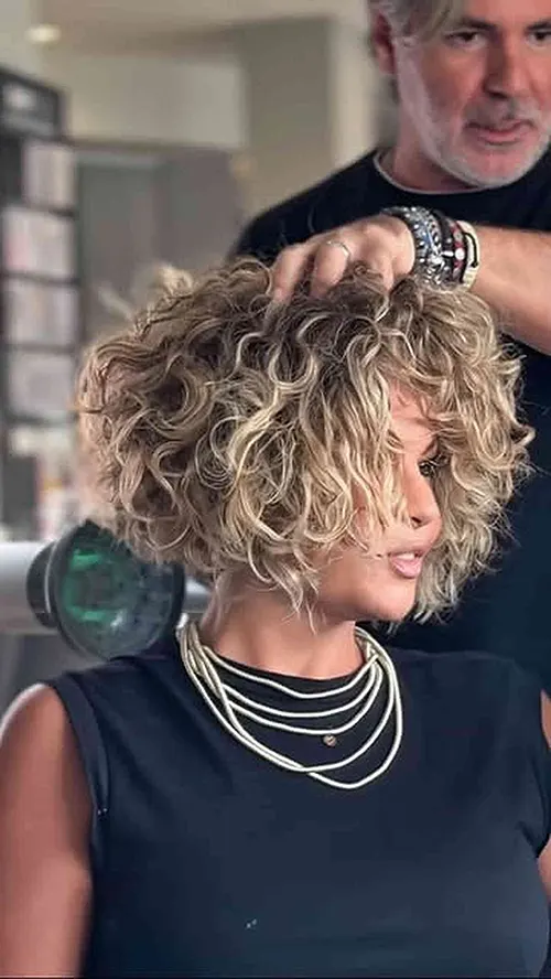 Sugestão de Corte de Cabelo Cacheado Estilo Chanel de Bico. Sugestão de Corte de Cabelo Cacheado Estilo Chanel de Bico.