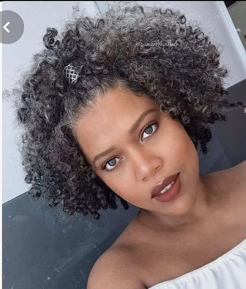 Foto de uma mulher com cabelos crespos grisalhos curtos Foto de uma mulher com cabelos crespos grisalhos curtos