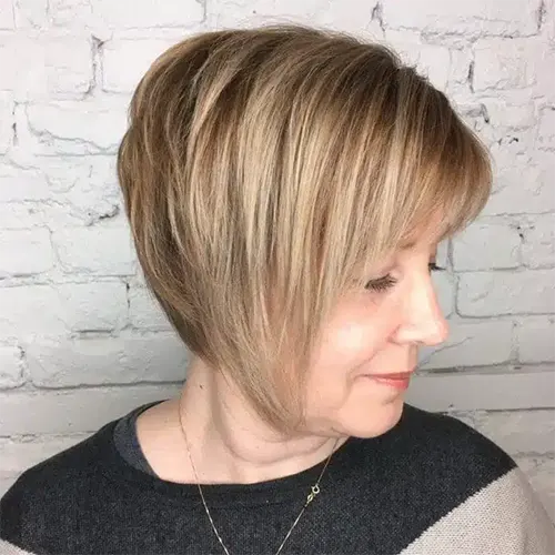Estilo de Cabelo Loiro Curto: Loiro castanho para mulheres acima de 50 anos. Estilo de Cabelo Loiro Curto: Loiro castanho para mulheres acima de 50 anos.