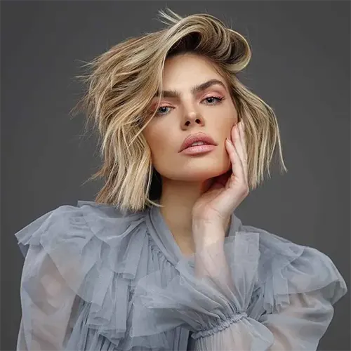 Estilo de Cabelo Loiro Curto: Cabelo loiro curto com raiz escura. Estilo de Cabelo Loiro Curto: Cabelo loiro curto com raiz escura.