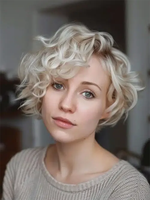 Estilo de Cabelo Loiro Curto: Bob loiro volumoso e cacheado. Estilo de Cabelo Loiro Curto: Bob loiro volumoso e cacheado.