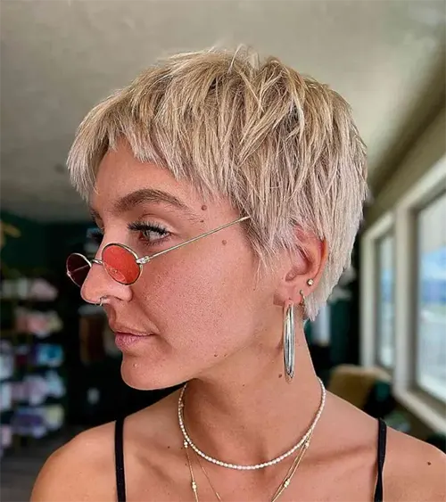 Estilo de Cabelo Loiro Curto: Loiro claro dourado e corte com franja. Estilo de Cabelo Loiro Curto: Loiro claro dourado e corte com franja.