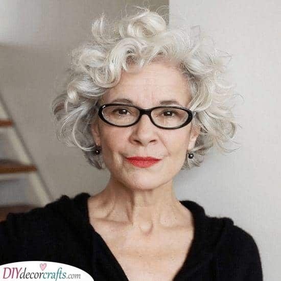 10 Ideias de Cortes de Cabelo Para Mulheres Com 50 Anos ou Mais Com Óculos