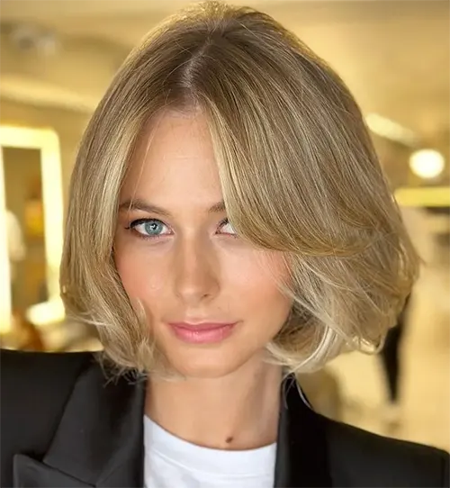 Maravilhoso Corte de Cabelo Chanel Arredondado: Bob Volumoso em Tom Loiro Mel Maravilhoso Corte de Cabelo Chanel Arredondado: Bob Volumoso em Tom Loiro Mel