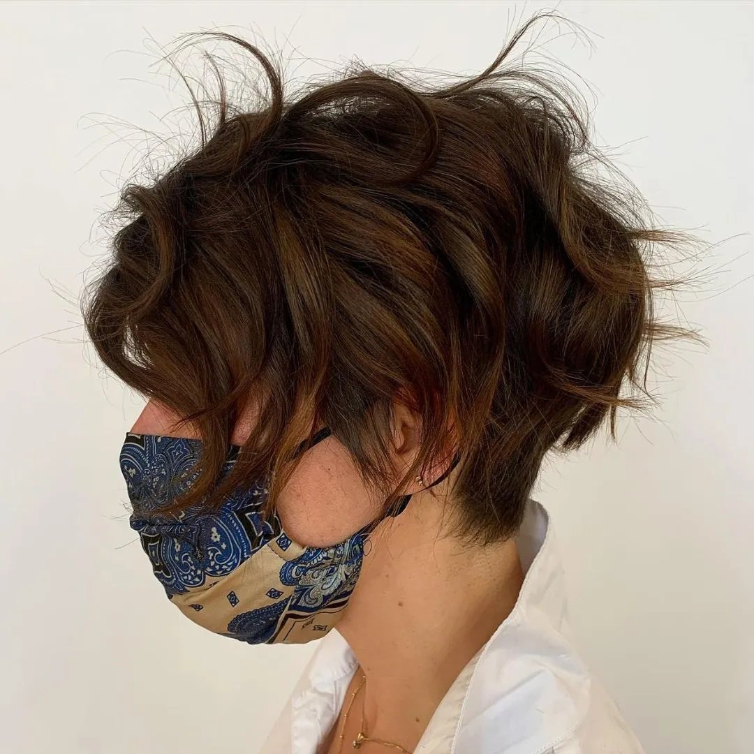 Long Pixie Com Ondas Achocolatadas Long Pixie Com Ondas Achocolatadas