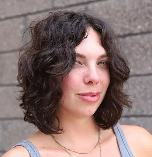 Estilo de Bob Ondulado que Combinam com Qualquer Mulher: Bob Ondulado com Risca ao Meio