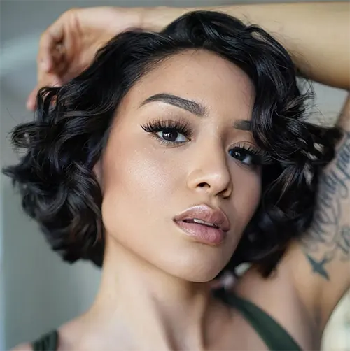 Estilo de Bob Ondulado que Combinam com Qualquer Mulher: Bob na Altura do Queixo com Cachos Bem Definidos