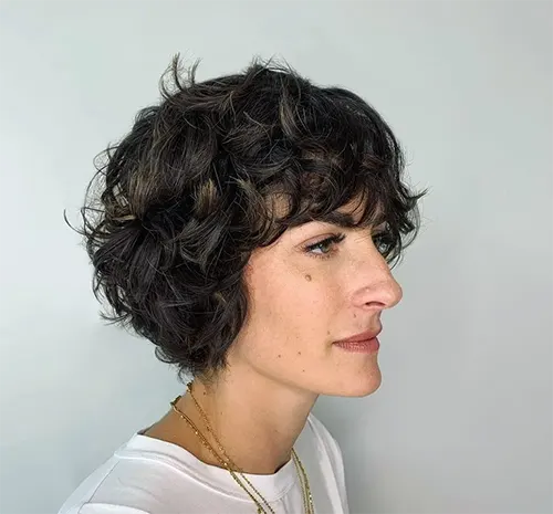 Estilo de Bob Ondulado que Combinam com Qualquer Mulher: Shaggy Short Bob.