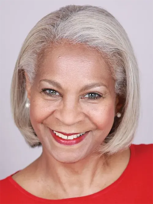 Maravilhoso Corte de Cabelo Curto Para Mulher com 60 Anos ou Mais: Long Bob Clássico Reto com Risca Lateral