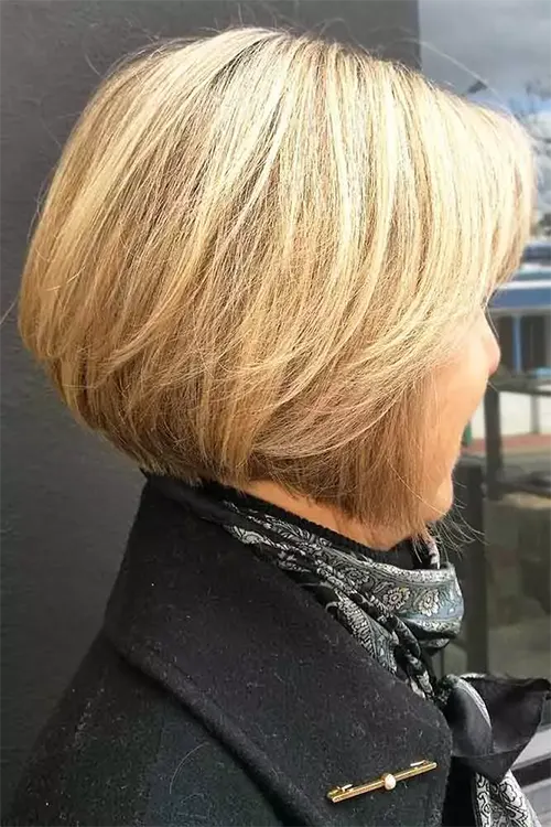 Corte de Cabelo Curto Para Mulher Com 55 Anos ou Mais: Bob Loiro Elegante em Camadas