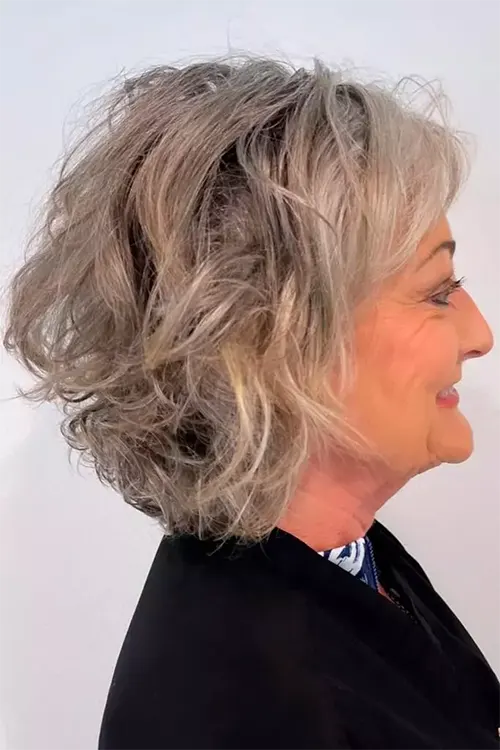 Corte de Cabelo Curto Para Mulher Com 55 Anos ou Mais: Bob Elegante Ondulado Grisalho