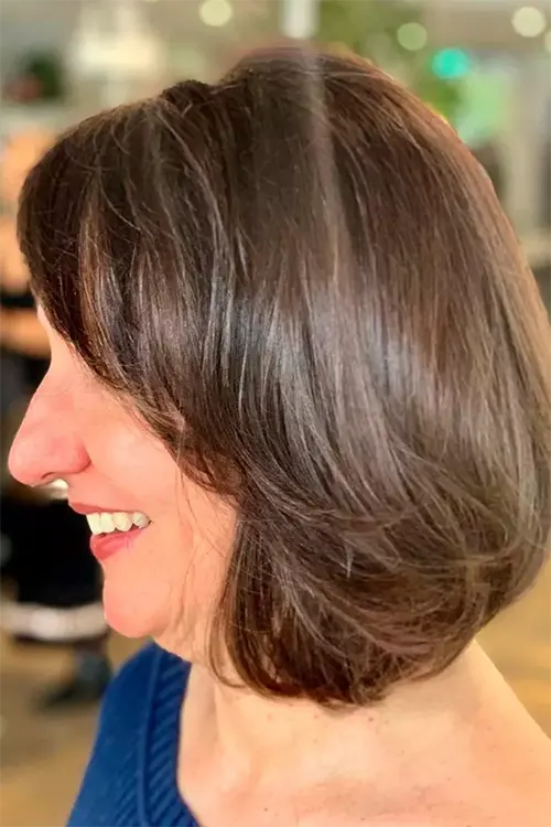 Corte de Cabelo Curto Para Mulher Com 55 Anos ou Mais: Bob Empilhado com Camadas que Emolduram o Rosto