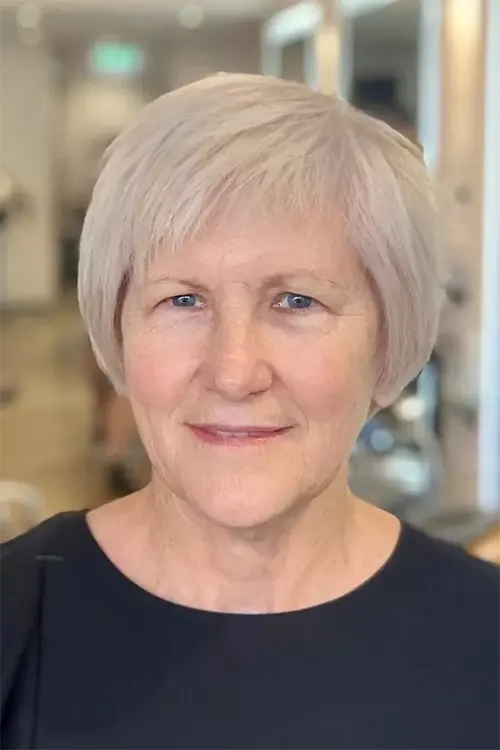 Corte de Cabelo Curto Para Mulher Com 55 Anos ou Mais: Bob Moderno com Franja Curta em Camadas