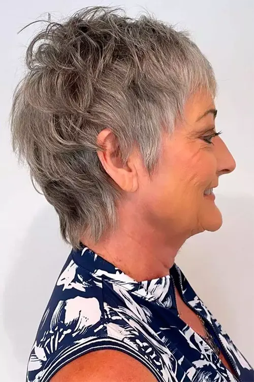 Corte de Cabelo Curto Para Mulher Com 55 Anos ou Mais: Estilo Pixie Grisalho