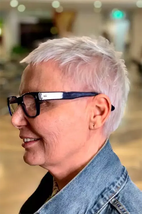 Corte Curto Para Mulher Com 55 Anos ou Mais: Pixie Repicado com Franja em Camadas
