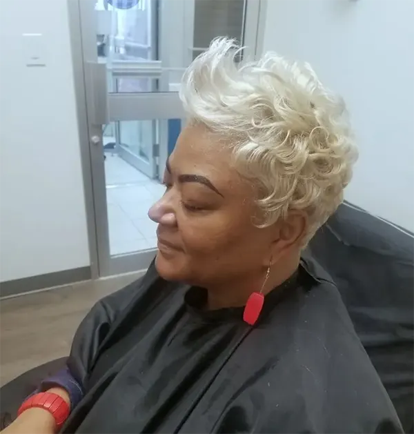 Corte Pixie Encaracolado com Franja Longa