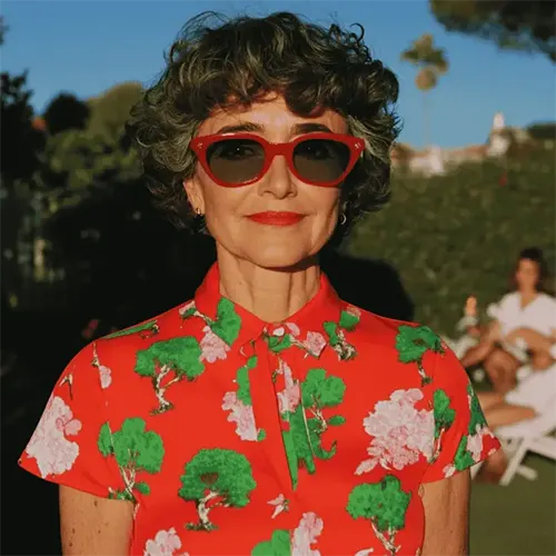 Ideia de Cabelo Curto Elegante e Contemporâneo Para Mulher com 50 anos ou mais: Corte Pixie Cacheado Ideia de Cabelo Curto Elegante e Contemporâneo Para Mulher com 50 anos ou mais: Corte Pixie Cacheado