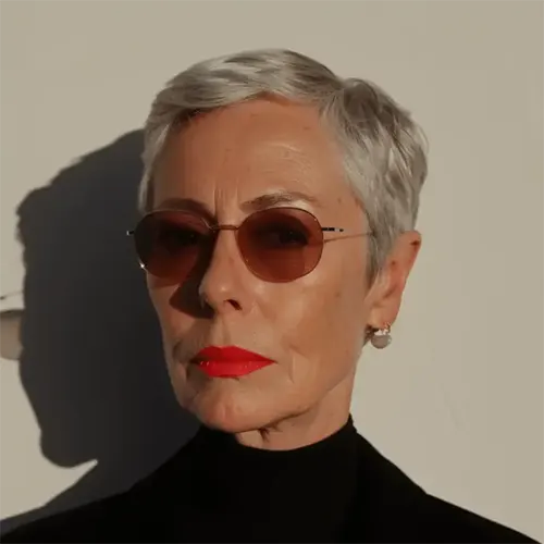 Ideia de Cabelo Curto Elegante e Contemporâneo Para Mulher com 50 anos ou mais: Pixie Cut Texturizado Ideia de Cabelo Curto Elegante e Contemporâneo Para Mulher com 50 anos ou mais: Pixie Cut Texturizado