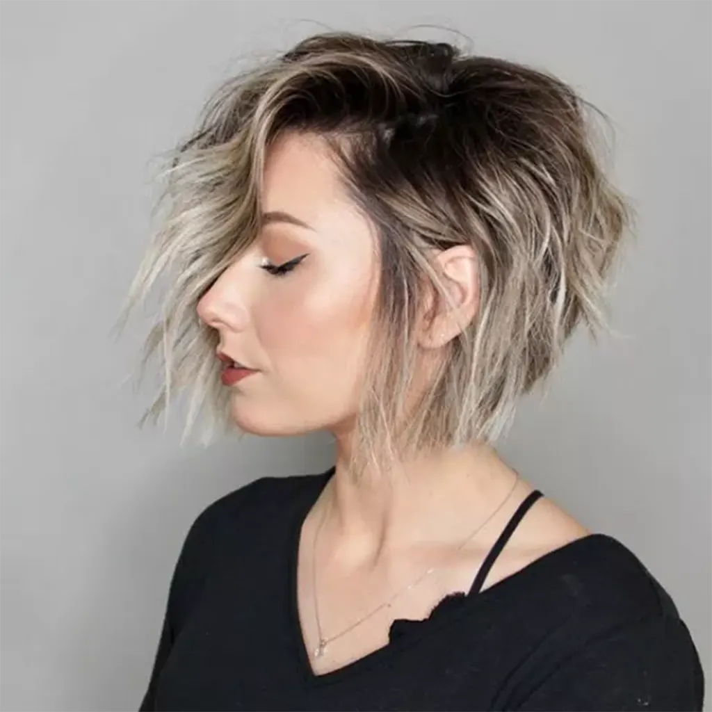 Bob Em Camadas com a Raíz Escura Fantástico Corte de Cabelo Curto da Moda Atual