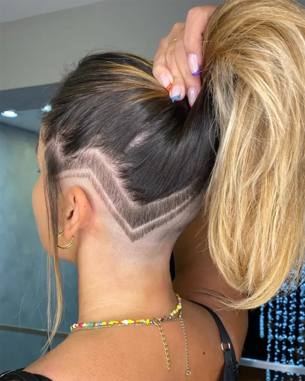 ideia de corte de cabelo feminino com risco lateral