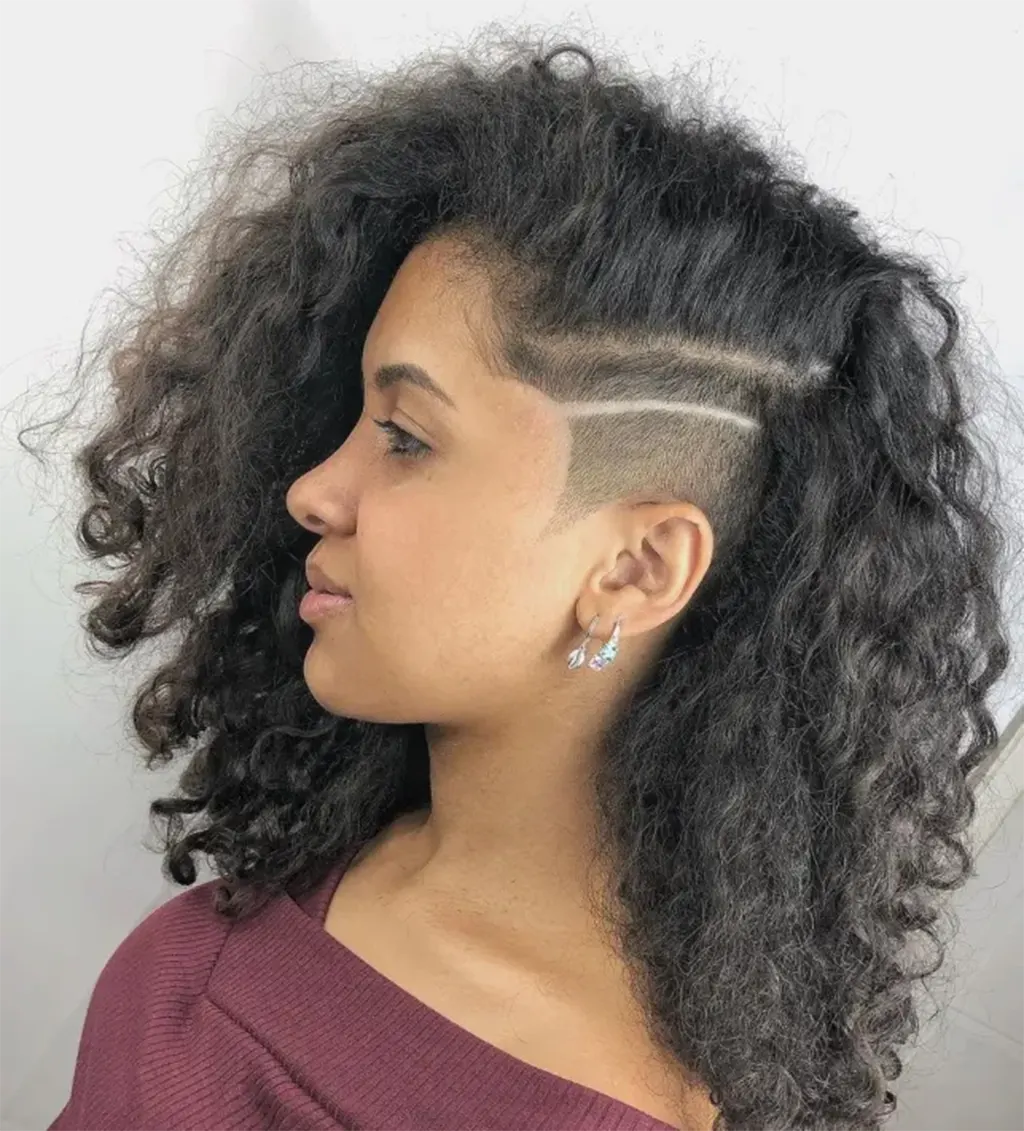 ideia de corte de cabelo com risco lateral para mulher