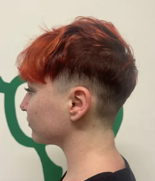 Estilos de Penteados Curtos Ruivos: Corte Pixie Ousado em Cobre Estilos de Penteados Curtos Ruivos: Corte Pixie Ousado em Cobre