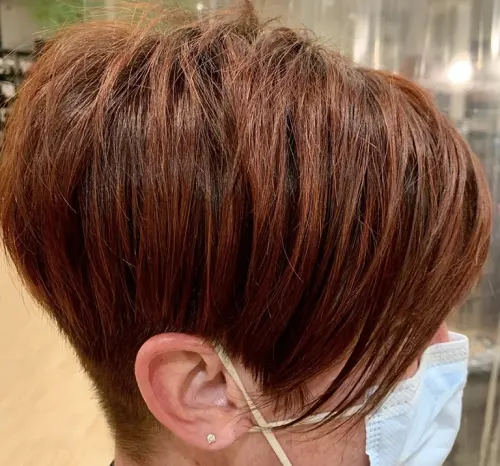 Estilos de Penteados Curtos Ruivos: Corte Undercut em Cobre Esfumado Estilos de Penteados Curtos Ruivos: Corte Undercut em Cobre Esfumado