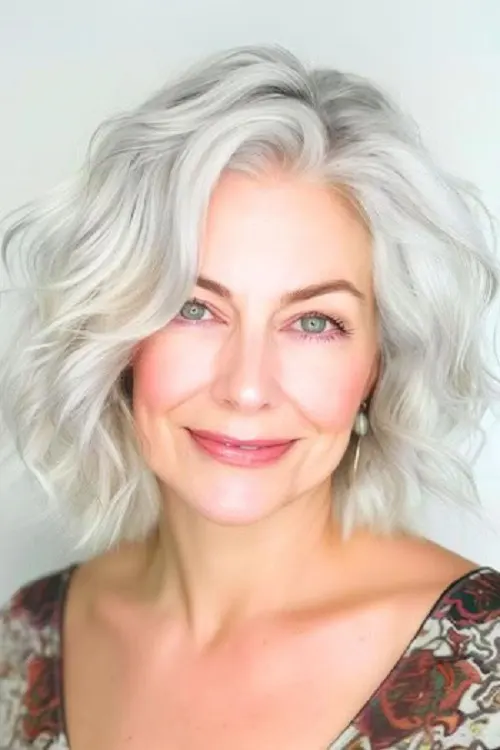 Long Bob Ondulado Prateado Ideia de Corte Para Cabelo Ondulado Feminino 40+