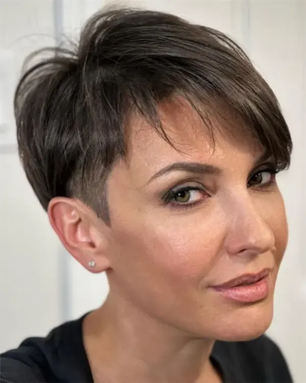 Sugestão de Estilo de Pixie Cut com Franja para 2025