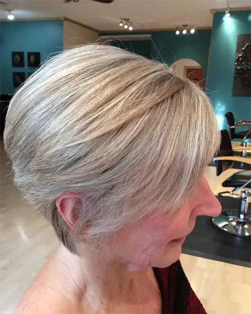 Corte Pixie Nuca Batida Ideia de Corte de Cabelo Curto Para Mulheres com 50 Anos ou Mais