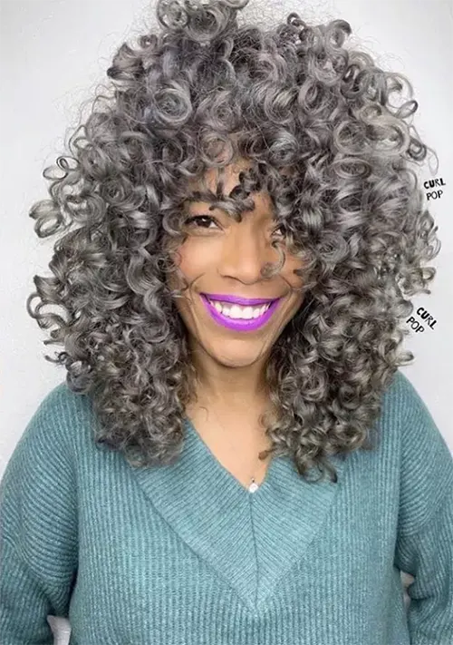 Cabelo Cacheado na Altura da Clavícula Ideia de Corte de Cabelo Curto Para Mulheres com 50 Anos ou Mais