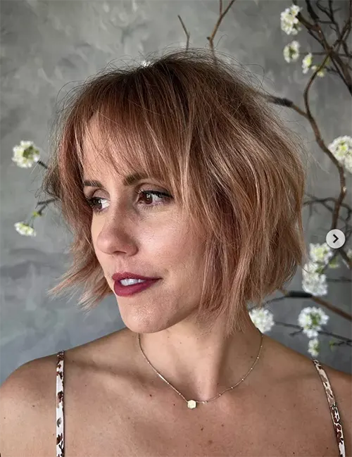Shaggy Bob Cor Morango Ideia de Corte de Cabelo Curto Para Mulheres com 50 Anos ou Mais