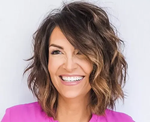 Bob em Camadas Ideia de Corte de Cabelo Curto Para Mulheres com 50 Anos ou Mais