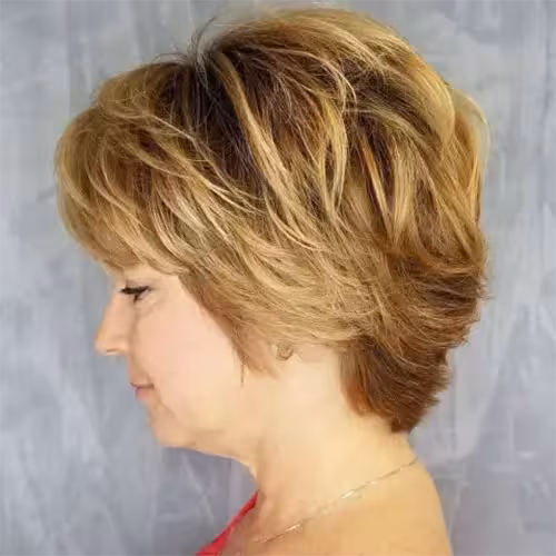 Encantador Corte de Cabelo Pixie Para Mulher +50 +60 Anos: Pixie com Balayage e Raiz Sombreada
